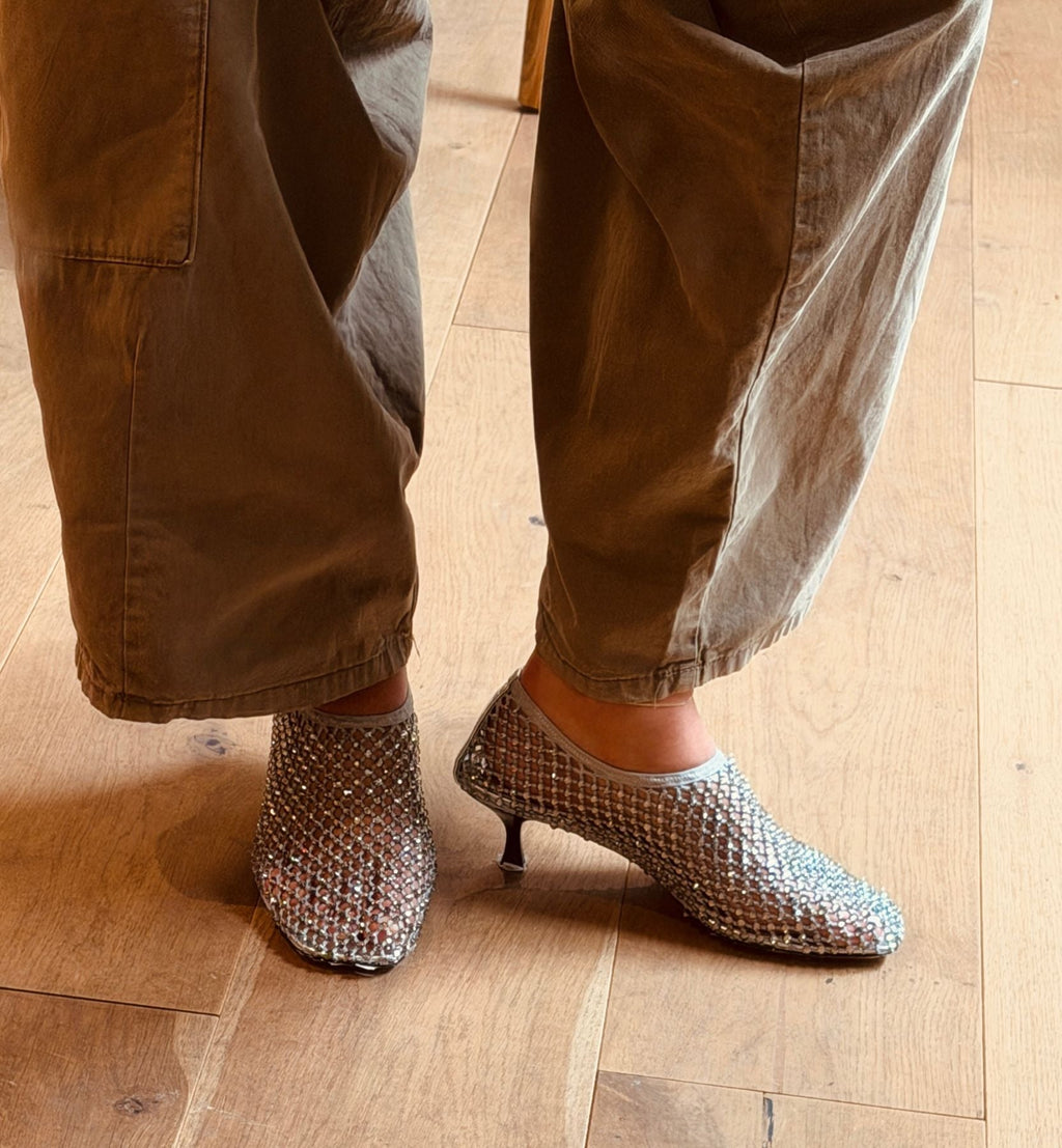 Zapatos de tacón gris claro y plateados de Strategia con pedrería